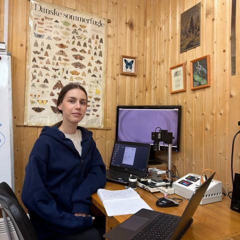 Mariia Miroshnik at the behavioral experiment desk with recording setup and analysis software
